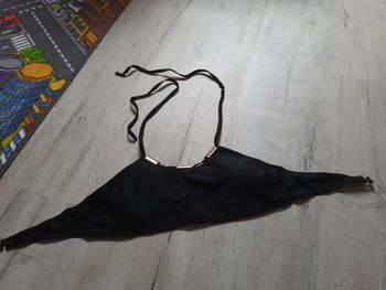 Haut de maillot de bain noir bijoux