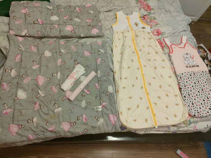 Je vendrai des vêtements et des chaussures (taille du 15 au 21) pour une fille de 50 cm (1 mois) à 81 cm (1 an et 6 mois). l'ensemble. Je vends tous mes vêtements. - photo numéro 3