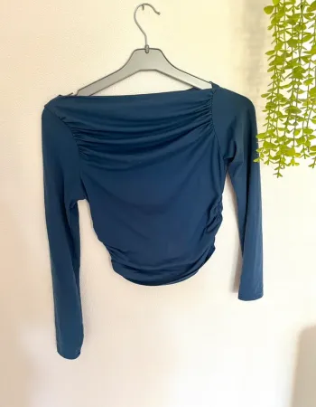 Très beau haut top court à longue manche femme