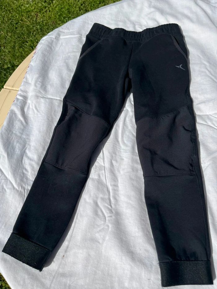 Pantalon de sport noir taille 5-6ans marque Décathlon
