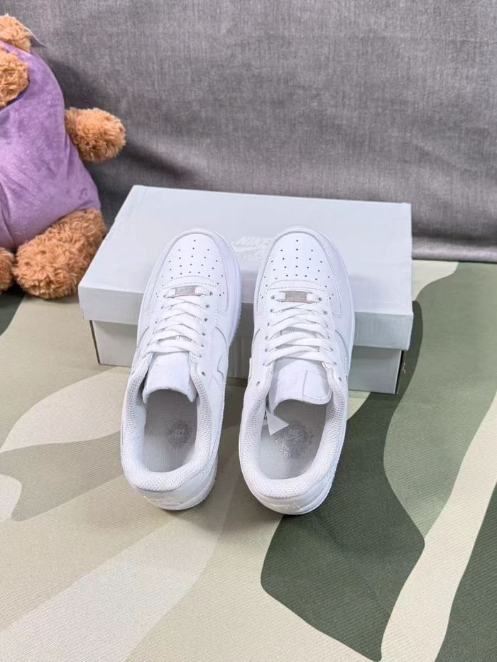 Nouveau Nike Air Force 1 Low Blanc Taille 45 - photo numéro 3