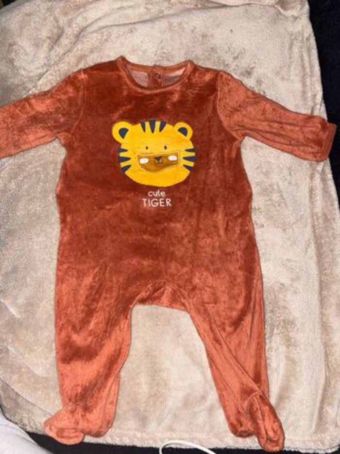 Lot pyjamas velours 6 mois - photo numéro 3
