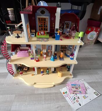 Maison Traditionnelle et tout ses aménagements Playmobil Lot quasiment complet.