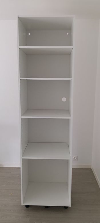 Colonne de rangement blanche avec des pieds– pratique et moderne