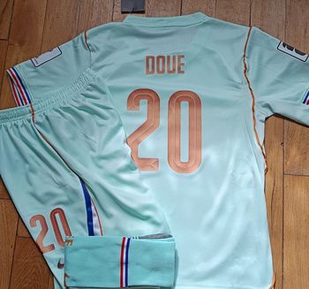 Tenue de sport taille 10 ans modèle 2026 Doué France Vert 