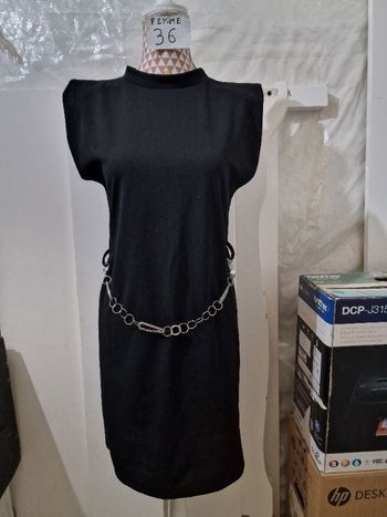Robe, noir, neuve, longueur 90cm,avec ceinture chaîne réglable,marque Tissaïa =10€