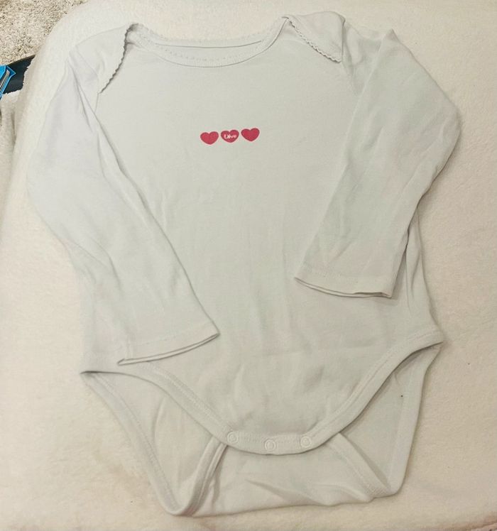 Body / Bodie blanc avec 3 petits cœurs rose Obaibi 18 mois 80cm