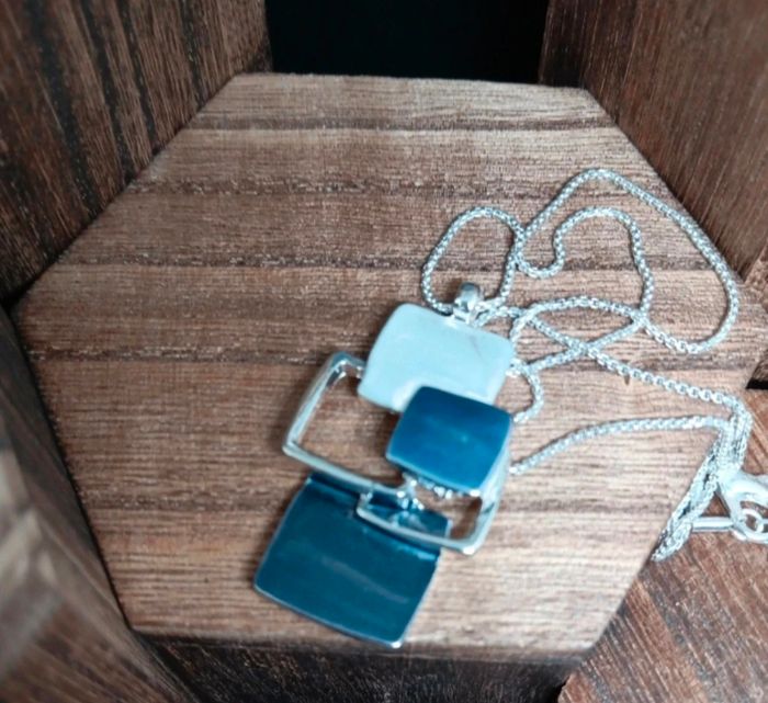 Collier Femme Élégant en Métal avec Pendentif Émaillé – Bijou Chic & Tendance
- photo numéro 6