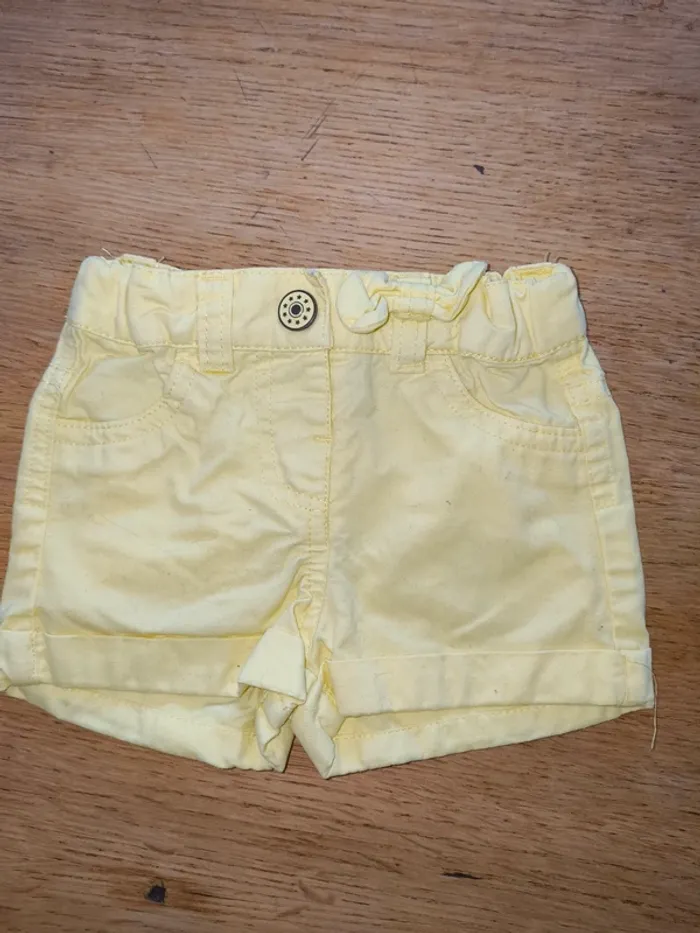 Short jaune 1 mois kitchoun fille excellent état