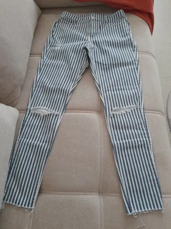 Pantalon rayé et troué