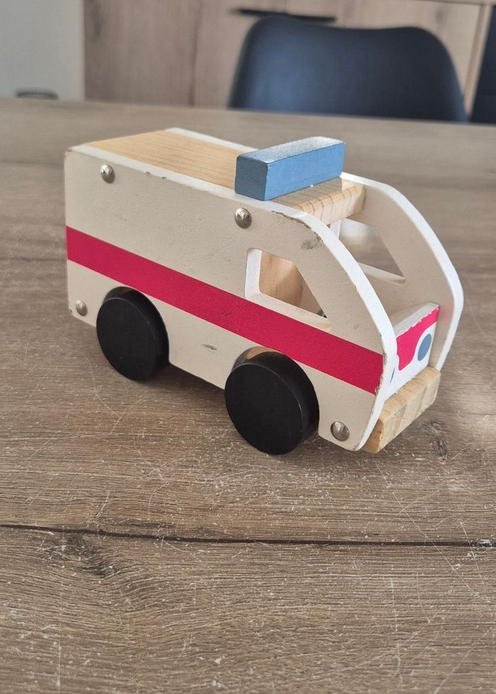 Voiture d'ambulance en bois - photo numéro 2
