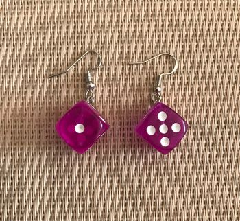 Boucles d’oreilles dés fuchsia