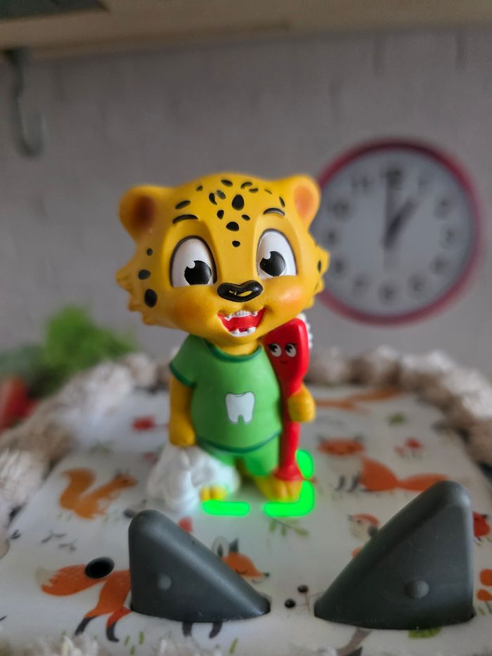 Tonies Leo se brosse les dents