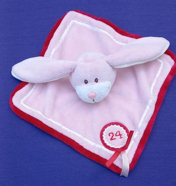 Doudou Lapin carré plat rose et rouge - Médaille 24 brodée- Tex