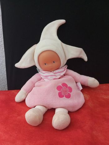 Poupée hochet Corolle avec fleur rose brodé