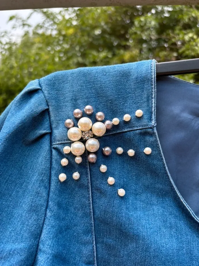 Veste en jean bleu ornée de perles sur l’épaule – Marque Charlott’ - photo numéro 4