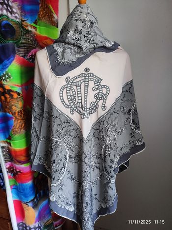 Foulard Carré grand format Rose perle et impression dentelle noire