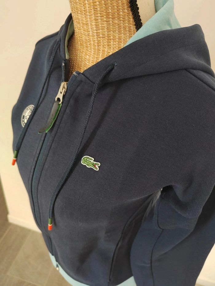 Sweat zippé avec capuche
Lacoste - Rolland Garros
Taille 34
Bleu marine
Excellent état - photo numéro 2