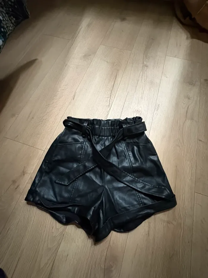 Short en cuir noire