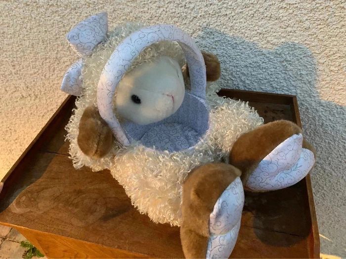 Jolie petit panier pour enfant avec peluche mouton