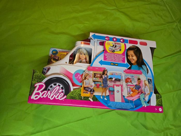 Véhicule Médical Barbie
Cette ambulance avec ses sirènes sonores et lumineuses se transforme en clinique. - photo numéro 2