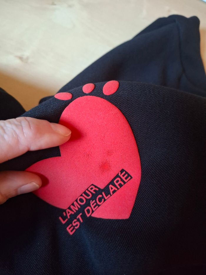 Sweat noir coeur rouge neuf étiqueté - photo numéro 4