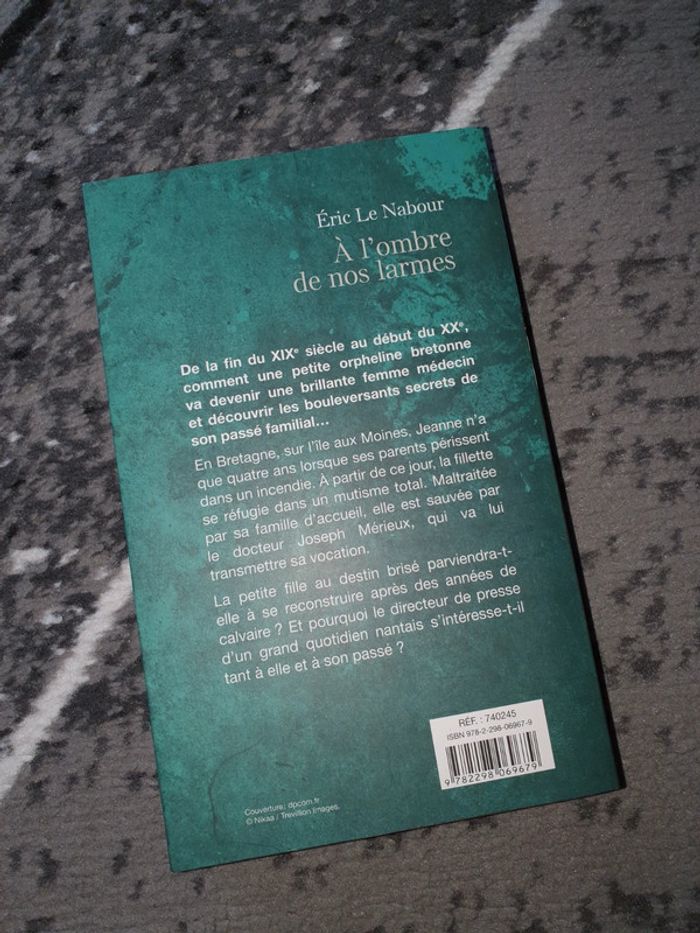 Livre "À l'ombre de nos larmes" - photo numéro 2