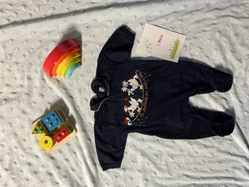 pyjama grenouillère en coton bleu marine avec col et broderies oies devant 1 mois du pareil au même