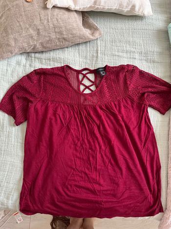 T-shirt bordeaux avec broderie