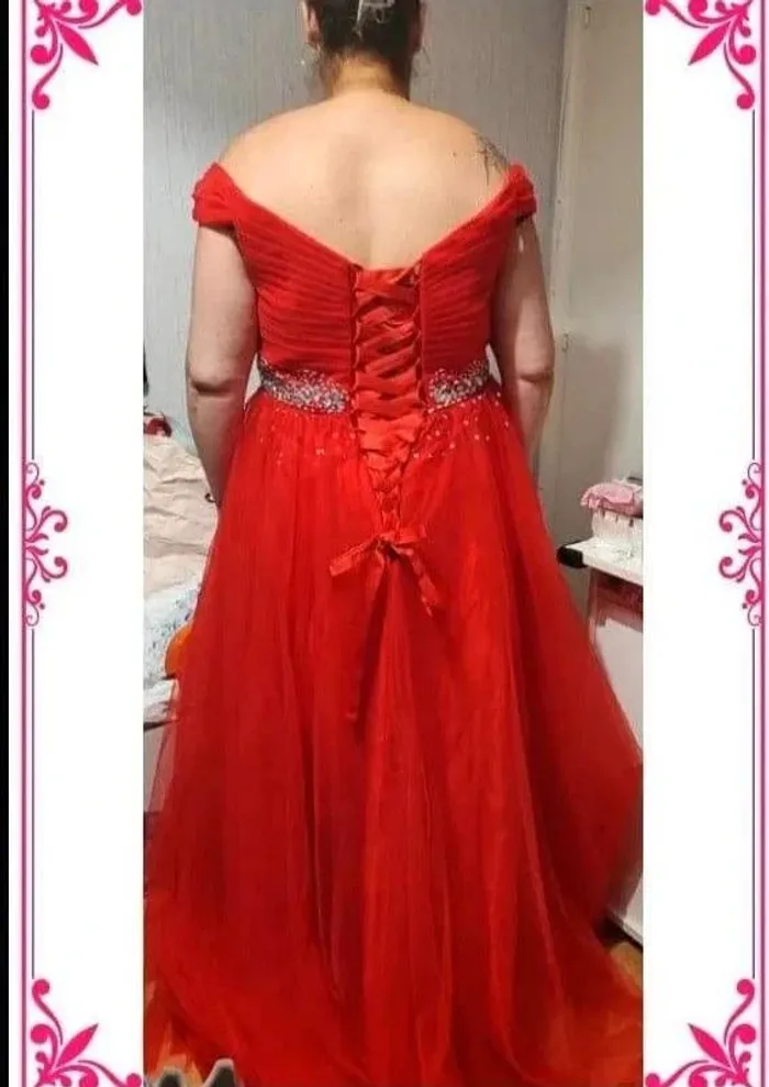 Robe de mariée rouge a strass - photo numéro 4