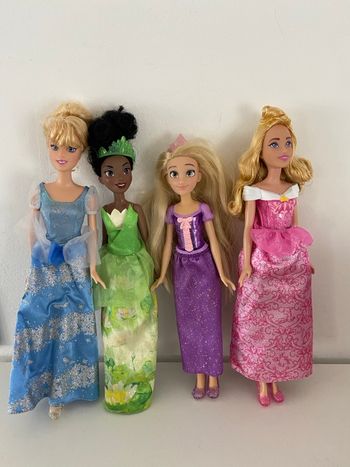Lot 4 poupées Disney - Princesses en tenues de bal