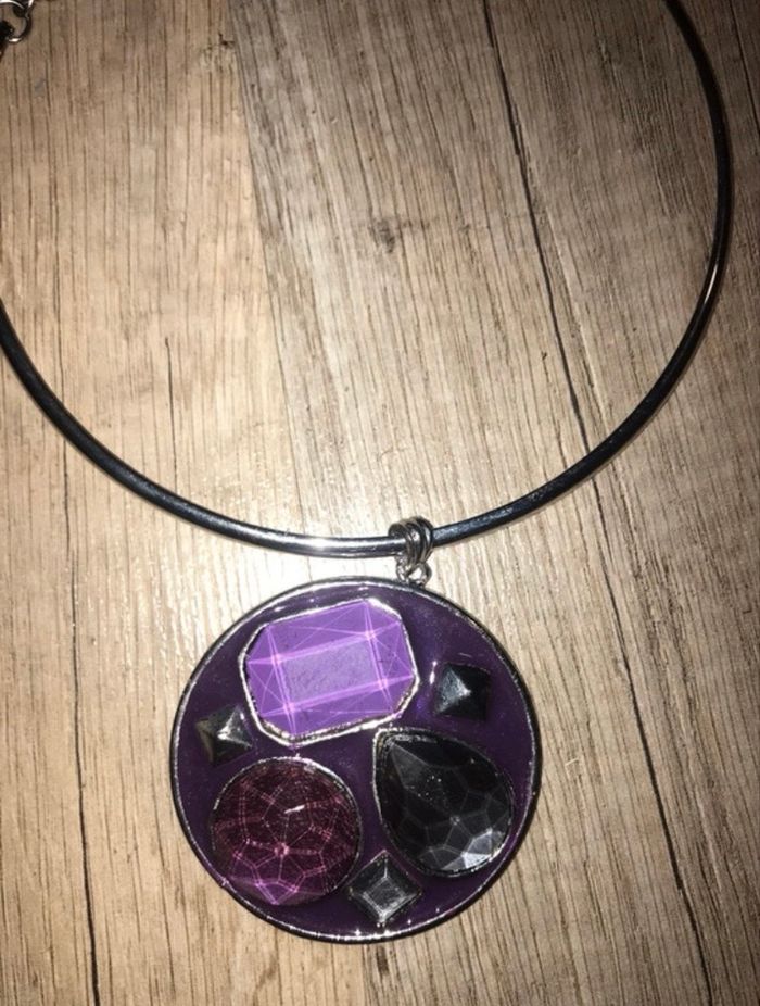 Beau collier ras de cou ton violet