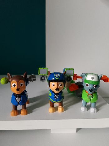 3 figurines
