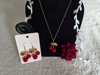 Ensemble bijoux cerises rouge et doré