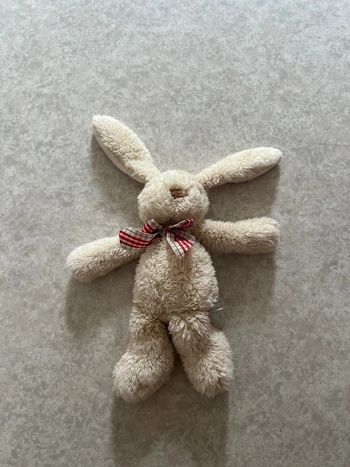 Peluche doudou en forme de lapin