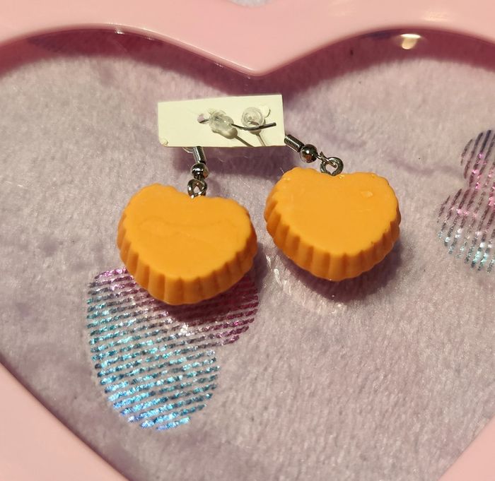 Mignonnes petites tartelettes aux fraises en cœur en résine en boucles d'oreilles - photo numéro 2