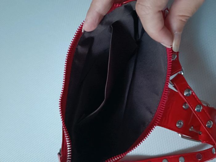 Sac vinyl rouge clouté avec chaines - photo numéro 3