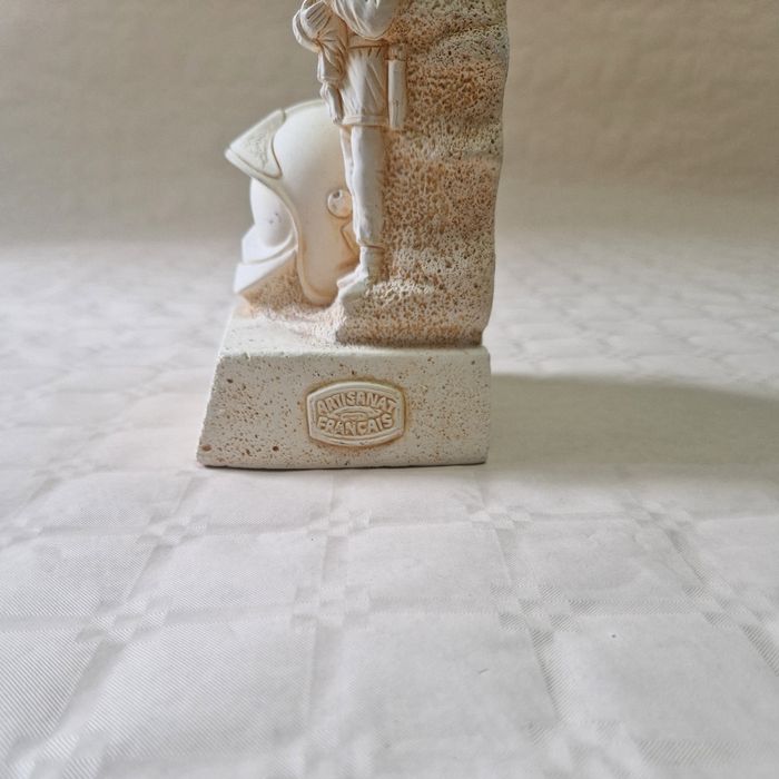 Figurine / statuette pompier en pierre - photo numéro 2