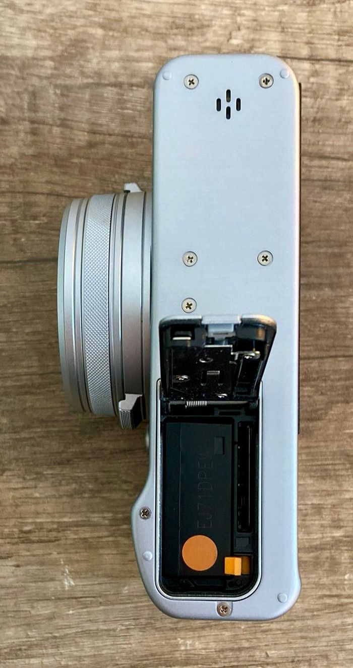 Fujifilm X-100 VI - Nombre d'obturateurs : 4 600 - Excellent état, mais DÉFAUT n° 366 - photo numéro 5