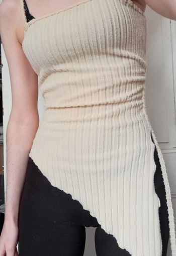 T-shirt tank top cami débardeur asymétrique en maille.