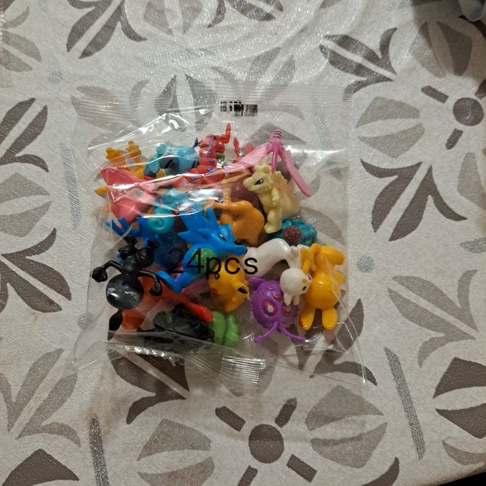 Sachets de 24 figurines pokemon neuf
