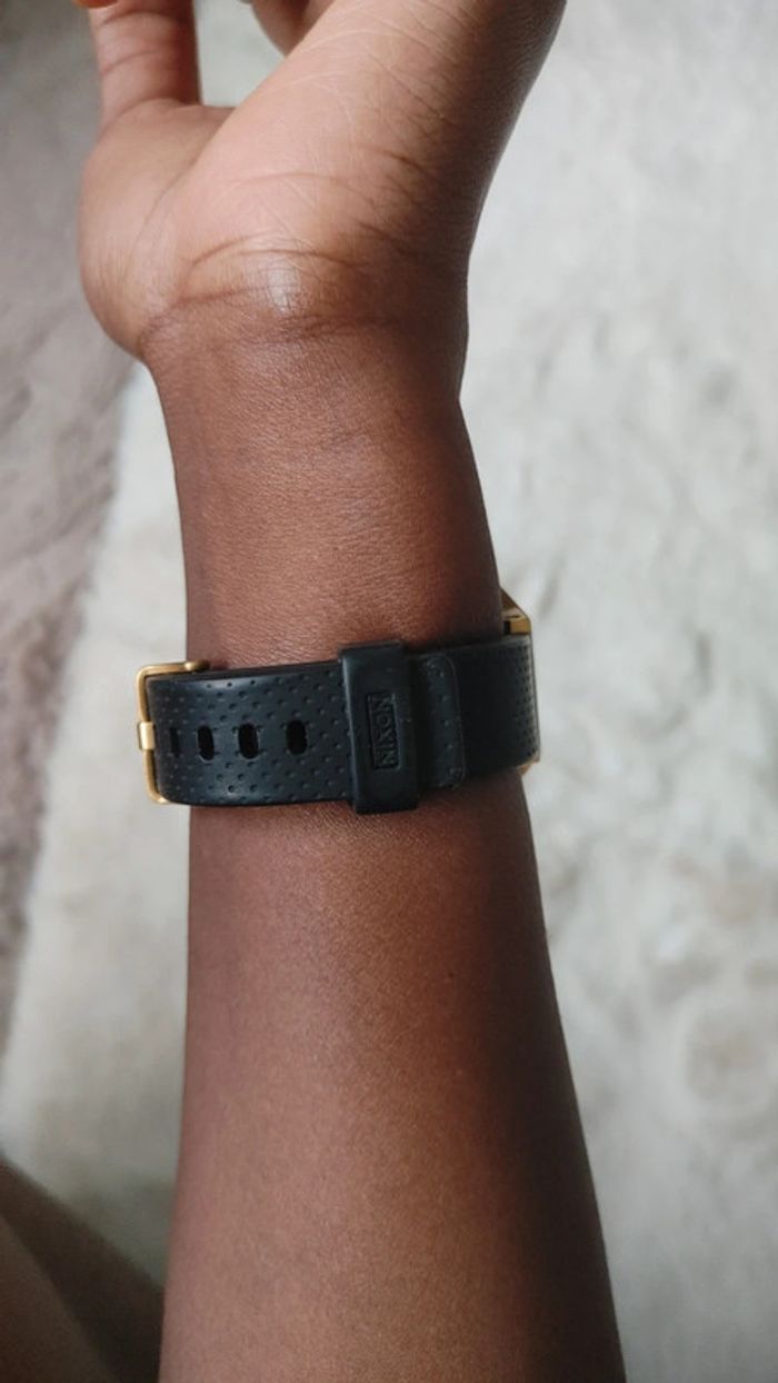 Magnifique montre Nixon en acier inoxydable doré bracelet en silicone noir Leila hurst - photo numéro 4