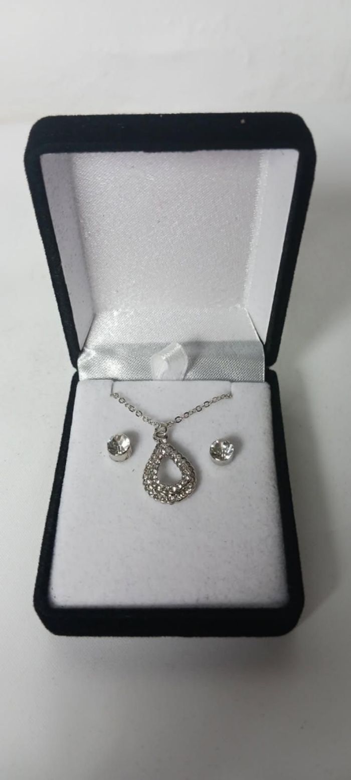Coffret boucles d'oreilles et collier
