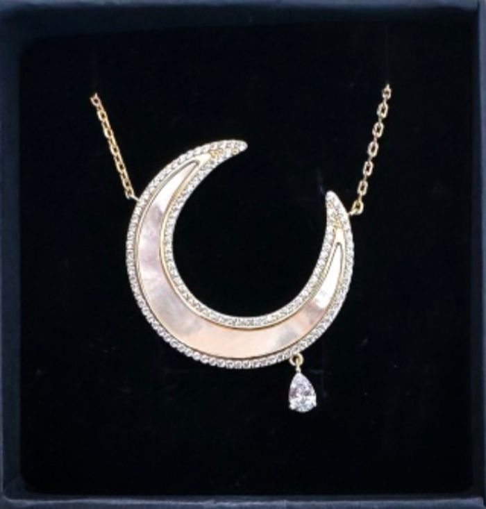 Collier grand croissant de lune nacre neuf