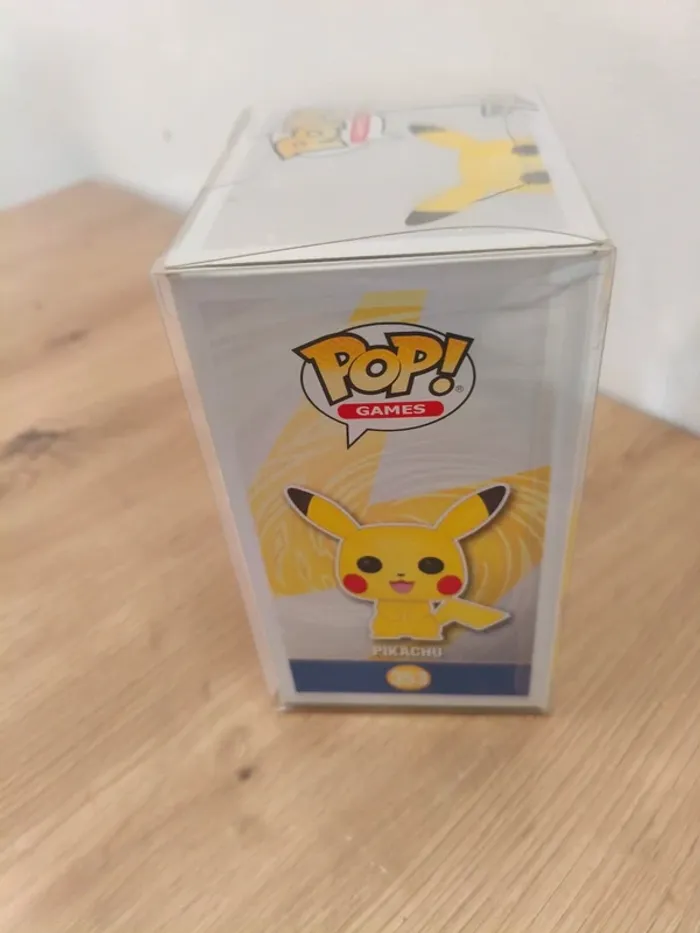 Figurine Funko pop pokémon Pikachu flocked - photo numéro 4