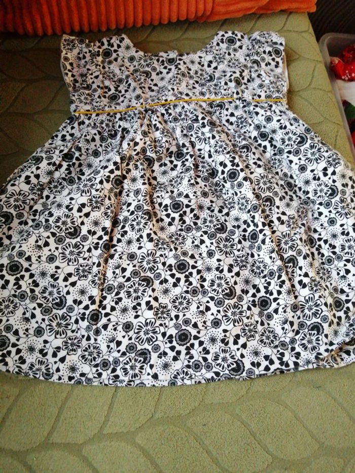 Robe fleurie 12 mois - photo numéro 3