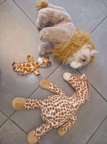 Lot peluches lion & girafes (dont sac girafe)  doudous animaux