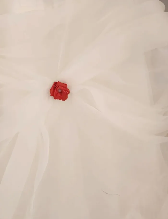 Robe de mariée blanche avec fleurs rouges taille 48 à 54 laçage dos en bon état Cosmobella - photo numéro 5