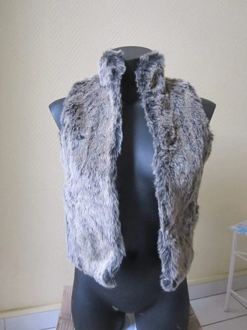 Veste fausse fourrure sans manches manches gris/marron taille 10 ans