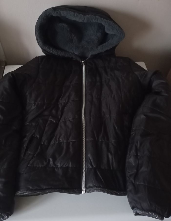 Blouson doudoune réversible.8/10 ans . Polyester et fausse fourrure . Noir , gris anthracite et paillettes. Parfait état . - photo numéro 3